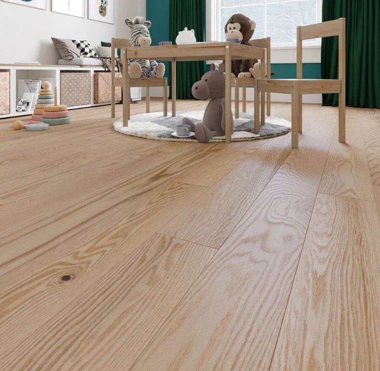 Salle de jeux d'enfants avec lattes de chêne orienté dans le sens de la fenêtre