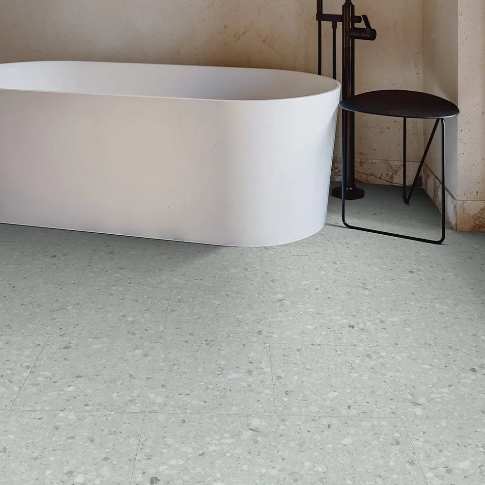 Vinyle collé effet terrazzo dans une salle de bain.