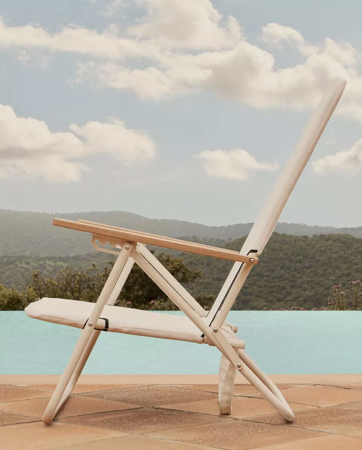 Tendances déco été 2025: 10 objets pour la cour extérieure – par Julie Deslauriers