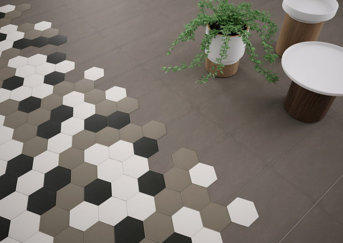 Céramique hexagonale et plancher de porcelaine côte à côte