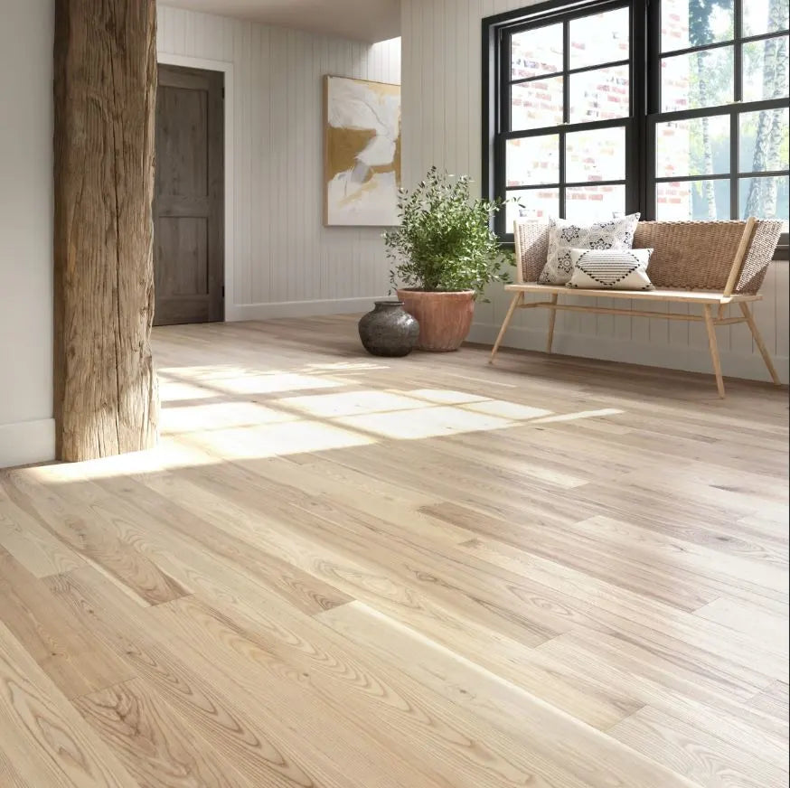 Entrée en bois de chêne blanc baigné de lumière naturelle