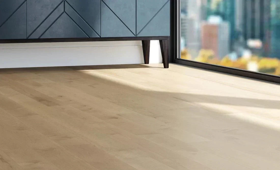 Gros plan sur un plancher de bois franc pâle