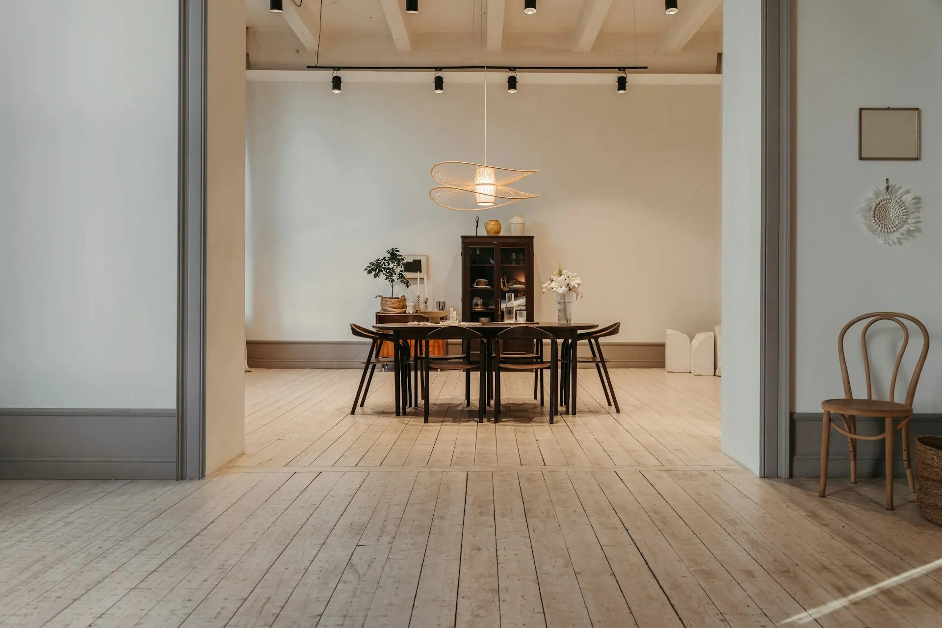 Vue d'une cuisine avec plancher de bois original dans une maison rénovée