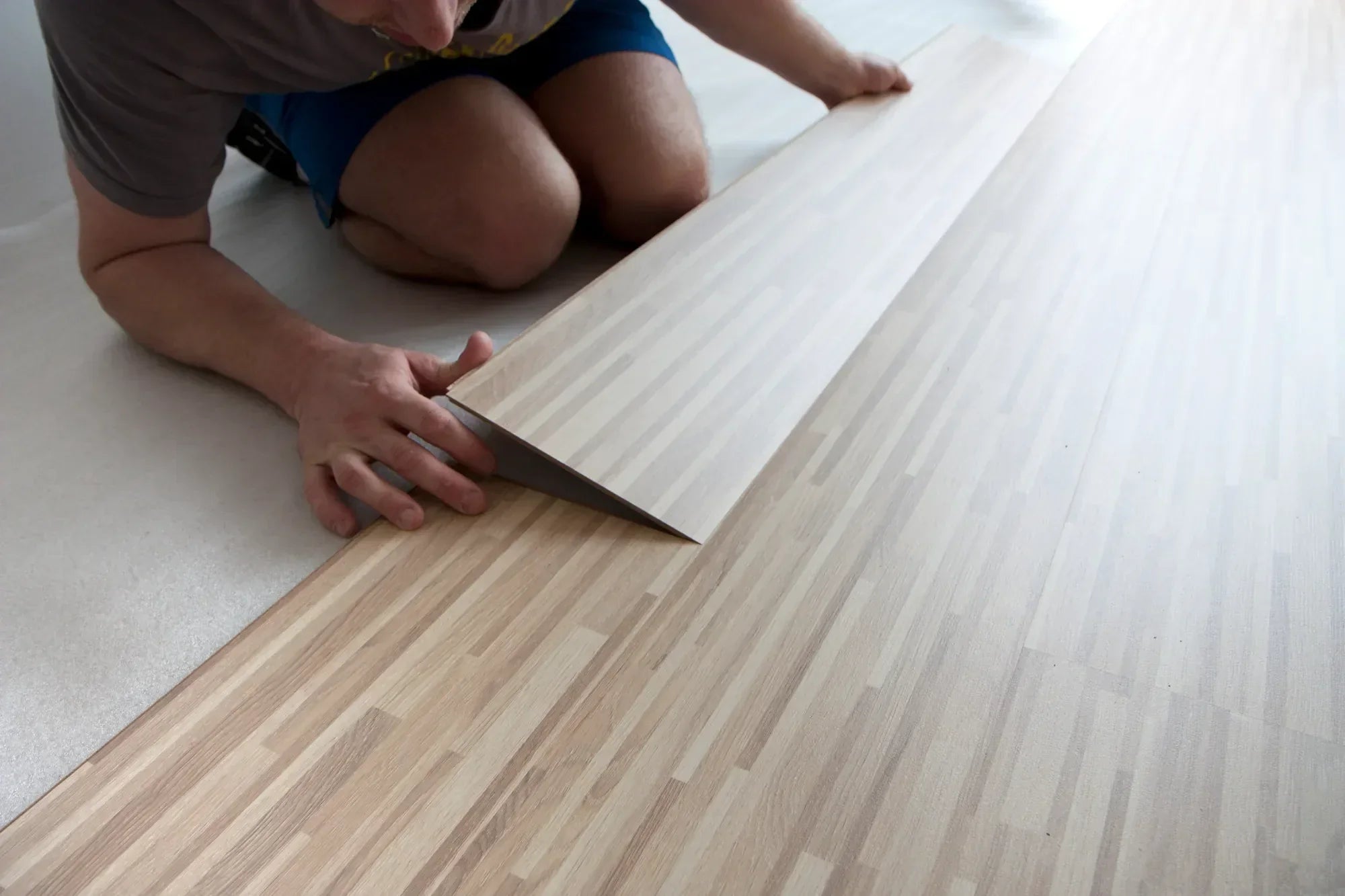 Réparateur de plancher flottant en action