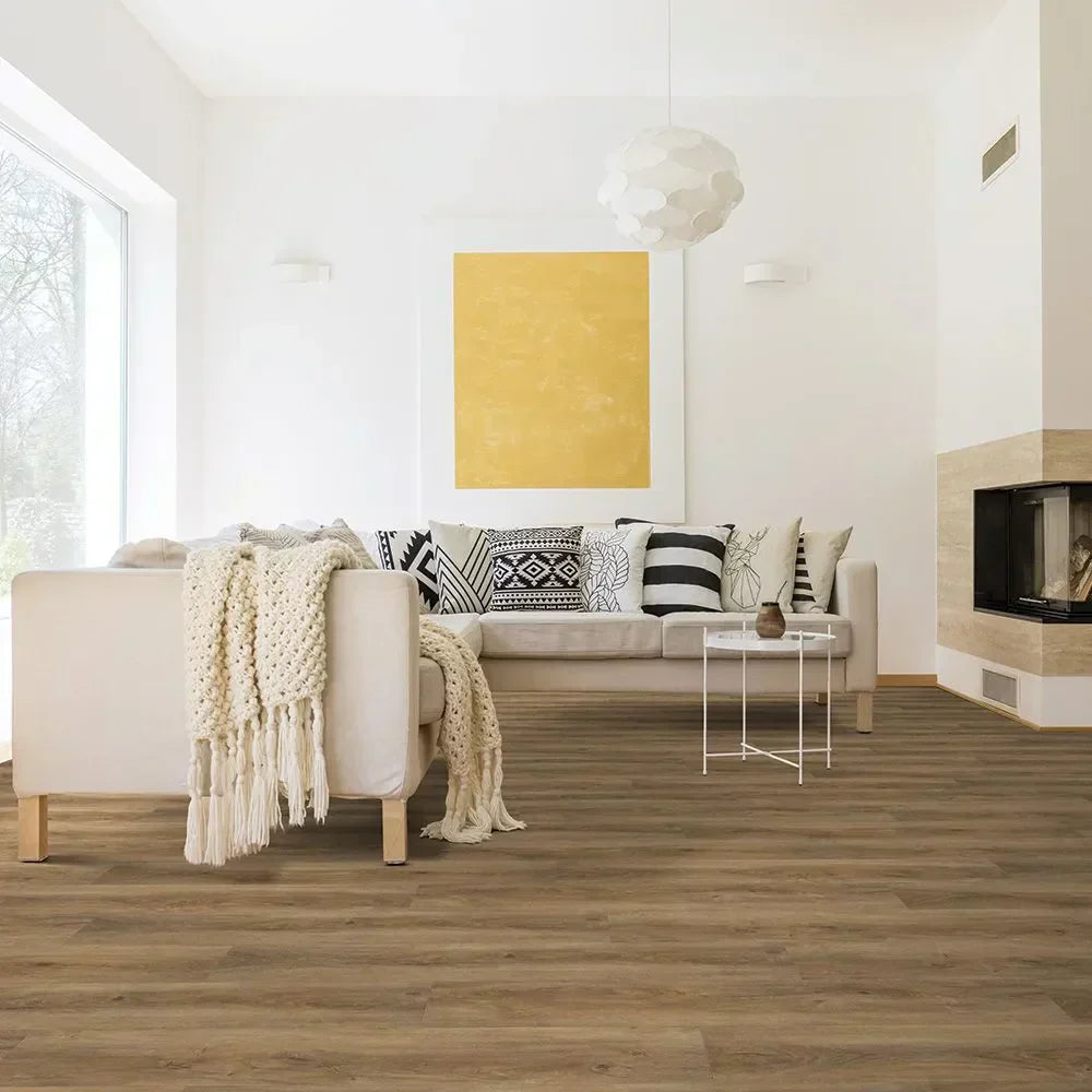 Salon arborant un plancher de vinyle collé brun avec veinures