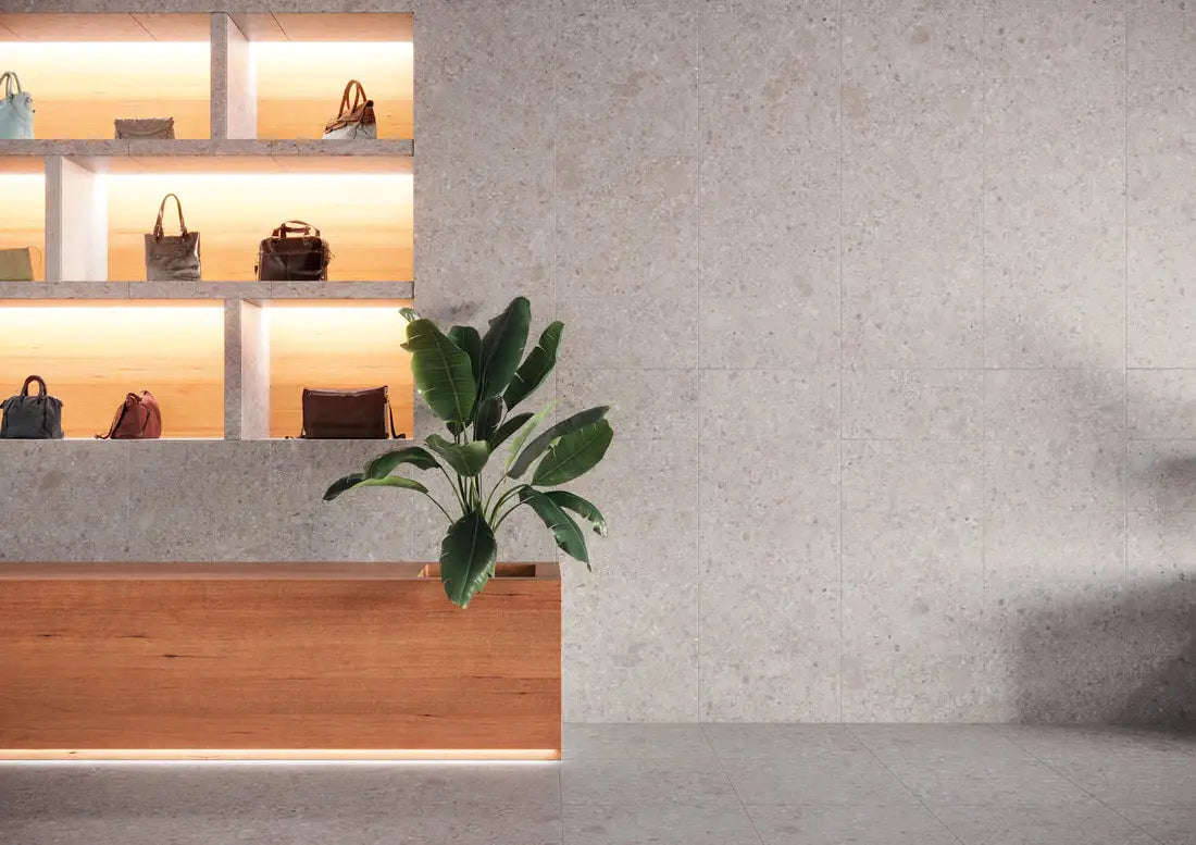 Plancher et mur de céramique effet terrazzo gris