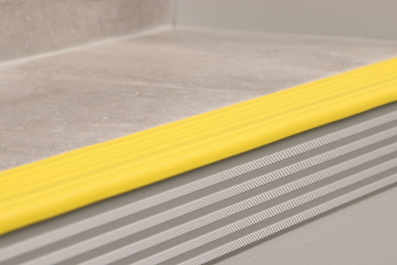 Schluter TREP-TAP Profilé de contremarche - aluminium anodisé mat 2" (50 mm) x 4' 11"