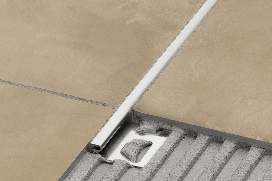 Schluter DECO Profilé décoratif de protection de rebord large - aluminium anodisé mat 5/16" (8 mm) x 8' 2-1/2"
