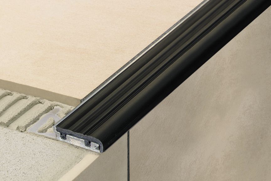 Schluter TREP-S Profilé de nez de marche avec insert jaune - acier inoxydable (V2) et plastique PVC 1-1/32" x 8' 2-1/2" x 5/16" (8 mm)