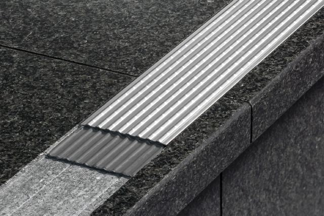 Schluter TREP-EFK Surface antidérapante pour marches - acier inoxydable (V4) 8' 2-1/2"
