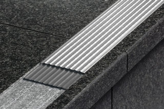 Schluter TREP-EFK Surface antidérapante pour marches - acier inoxydable (V4) 8' 2-1/2"