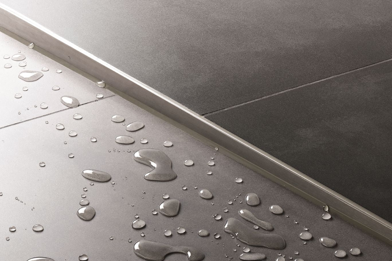 Schluter SHOWERPROFILE-SA Profilé incliné en 2 parties - acier inoxydable (V2) brossé 3/16" (5 mm) x 78-3/4"