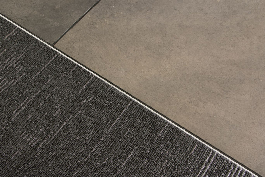 Schluter SCHIENE — Profilé de bordure mur/plancher en aluminium anodisé mat 15 mm, 8' 2-1/2"