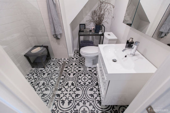 Schluter KERDI-LINE Drain linéaire encastré avec design de grille Square - acier inoxydable (V4) chrome 3/4" x 23-5/8"