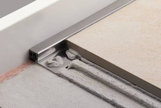 Schluter DILEX-KSA Profilé pour joint de périmètre muni de ruban autoadhésif gris - acier inoxydable (V2) 1/2" (12.5 mm) x 8' 2-1/2"