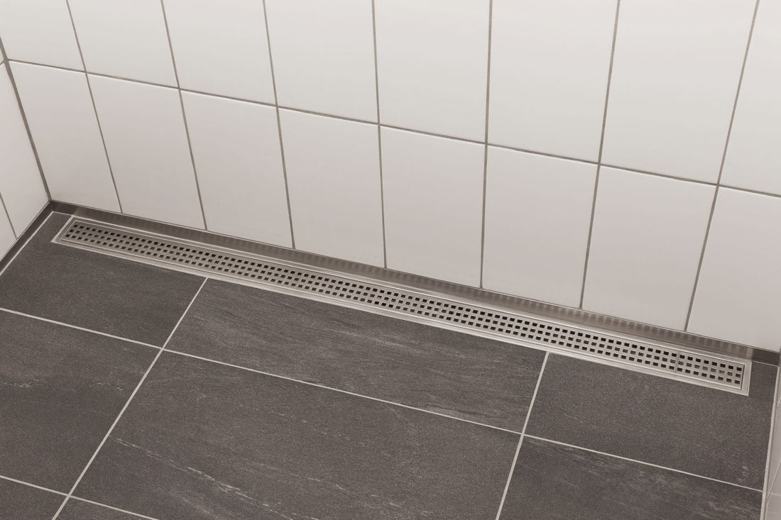 Schluter KERDI-LINE Drain linéaire encastré avec design de grille Solid - acier inoxydable (V4) brossé 3/4" x 23-5/8"