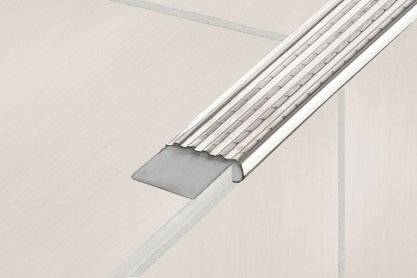 Schluter TREP-EK Profilé pour nez de marche sans ancrage - acier inoxydable (V2) 1/8" (3 mm) x 4' 11"