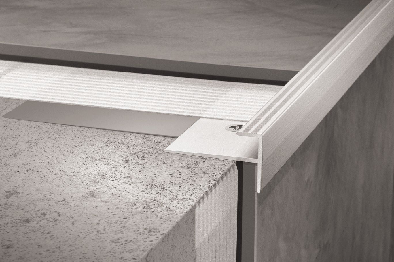 Schluter VINPRO-STEP Profilé de nez de marche pour revêtement de vinyle - aluminium anodisé nickel brossé 1/8" (3 mm) x 8' 2-1/2"