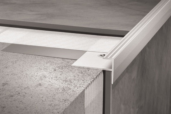 Schluter VINPRO-STEP Profilé de nez de marche pour revêtement de vinyle - aluminium anodisé nickel brossé 1/8" (3 mm) x 8' 2-1/2"