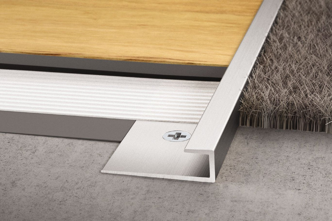 Schluter VINPRO-S Profilé de bordure pour revêtement de vinyle - aluminium anodisé chrome brossé 1/8" (3 mm) x 8' 2-1/2"
