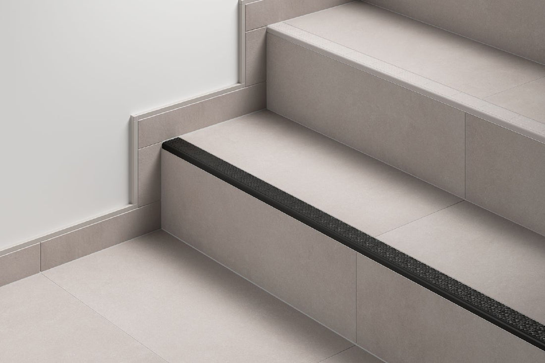 Schluter TREP-V 60 Profilé pour nez de marche aluminium anodisé avec insert anti-dérapant en PVC noir 7/16" (11 mm) x 2-3/8" (60 mm) x 10'