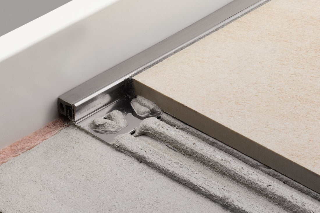 Schluter DILEX-KSA Profilé pour joint de périmètre muni de ruban autoadhésif gris classique - acier inoxydable (V2) 7/16" (11 mm) x 8' 2-1/2"
