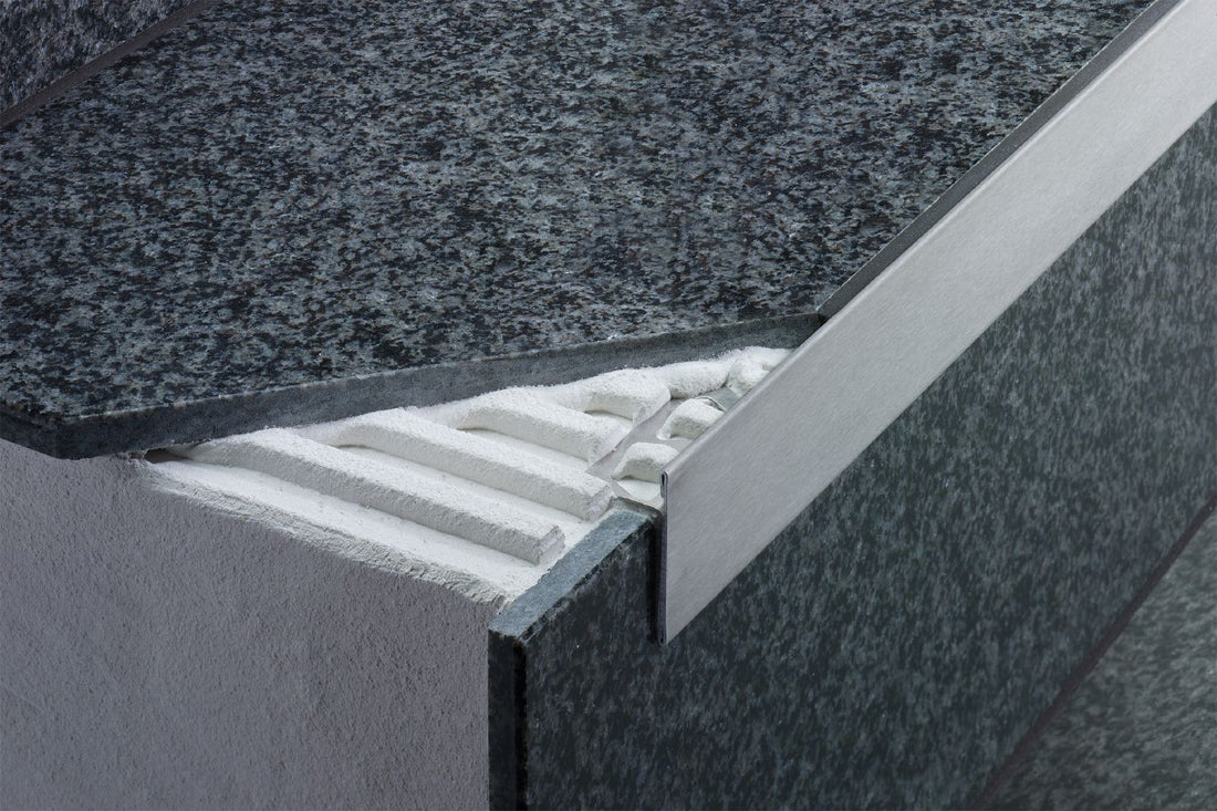 Schluter SCHIENE-STEP Coin extérieur 90° de comptoir/marche pour escalier - acier inoxydable (V2) brossé 11/32" (9 mm) x 8' 2-1/2" avec ailette verticale de 1-3/16"