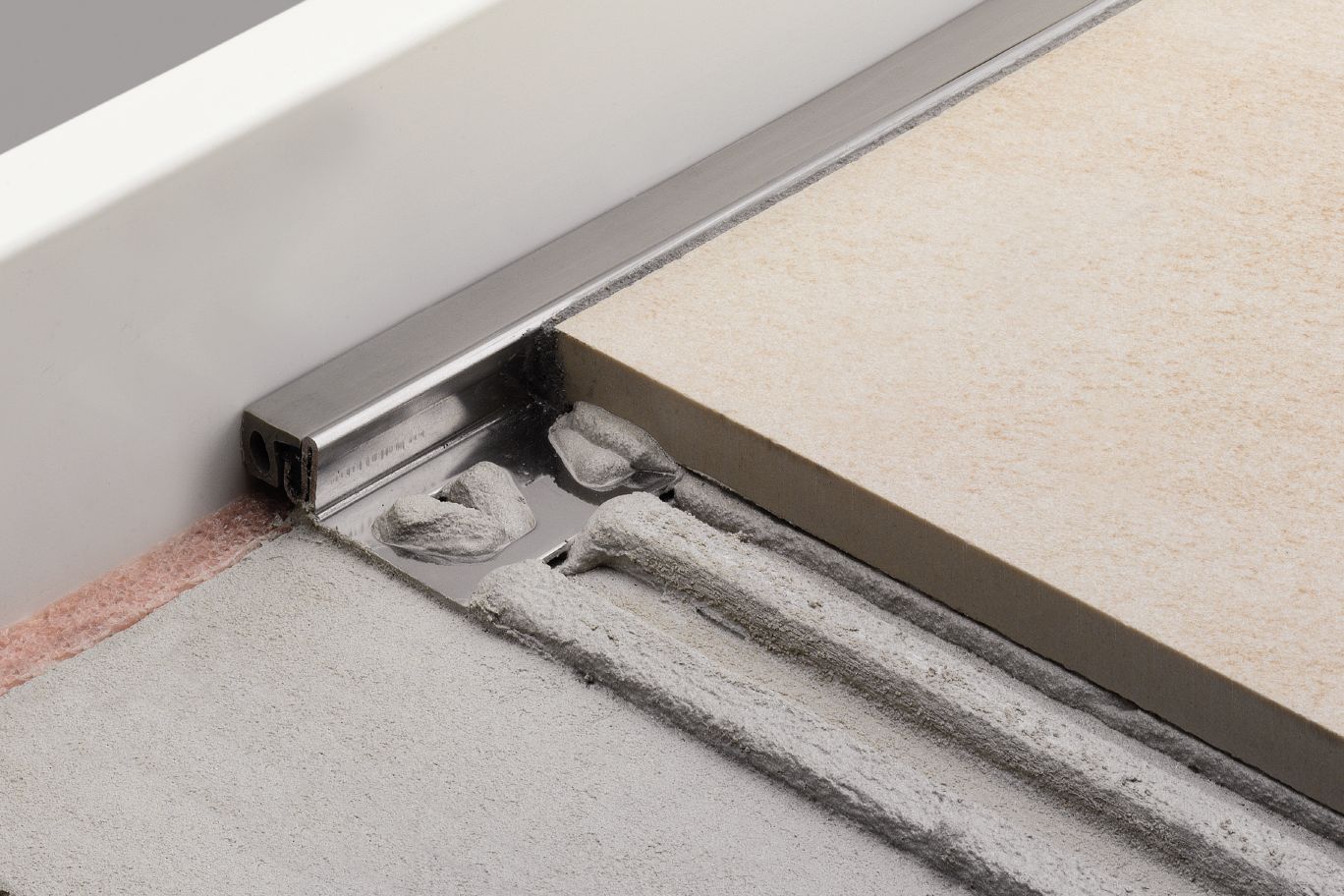 Schluter DILEX-KSA Profilé pour joint de périmètre muni de ruban autoadhésif gris - acier inoxydable (V2) 3/8" (10 mm) x 8' 2-1/2"