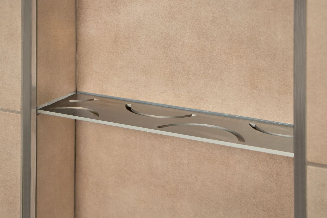 Schluter SHELF-N Étagère rectangulaire pour niche modèle Wave aluminium anthracite foncé
