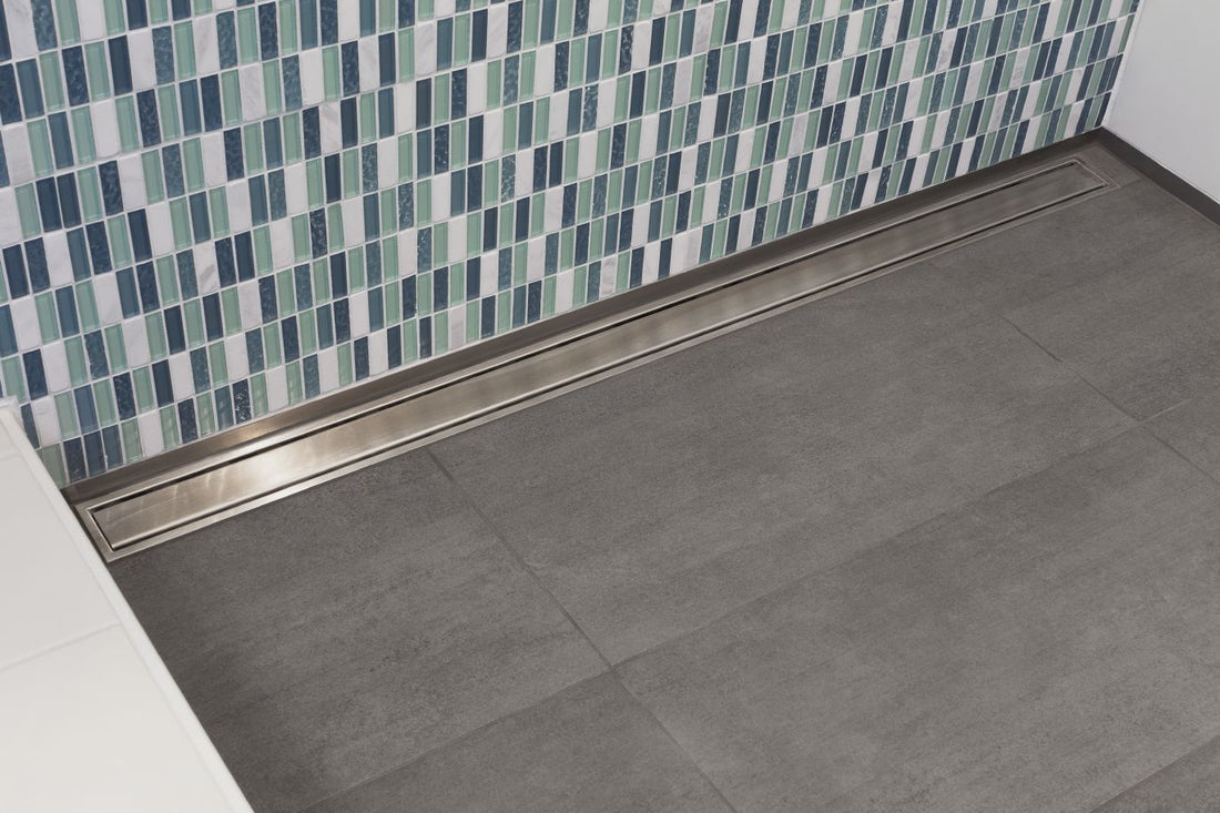 Schluter KERDI-LINE Drain linéaire encastré avec design de grille Solid - acier inoxydable (V4) brossé 3/4" x 19-11/16"