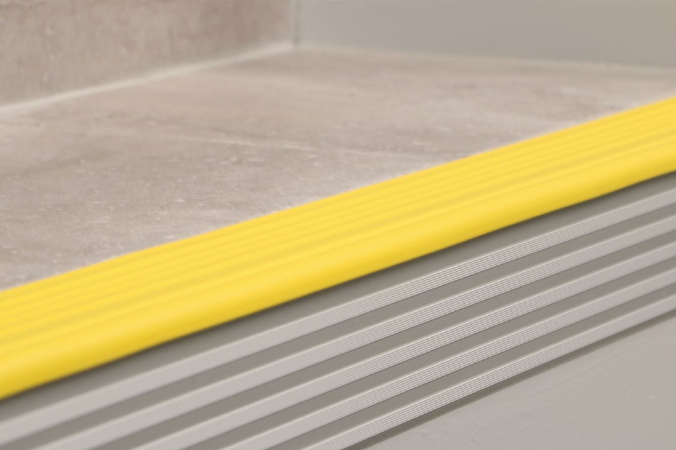 Schluter TREP-B Profilé pour nez de marche - aluminium avec un insert jaune 2-1/8" x 3/8" (10 mm) x 4' 11"