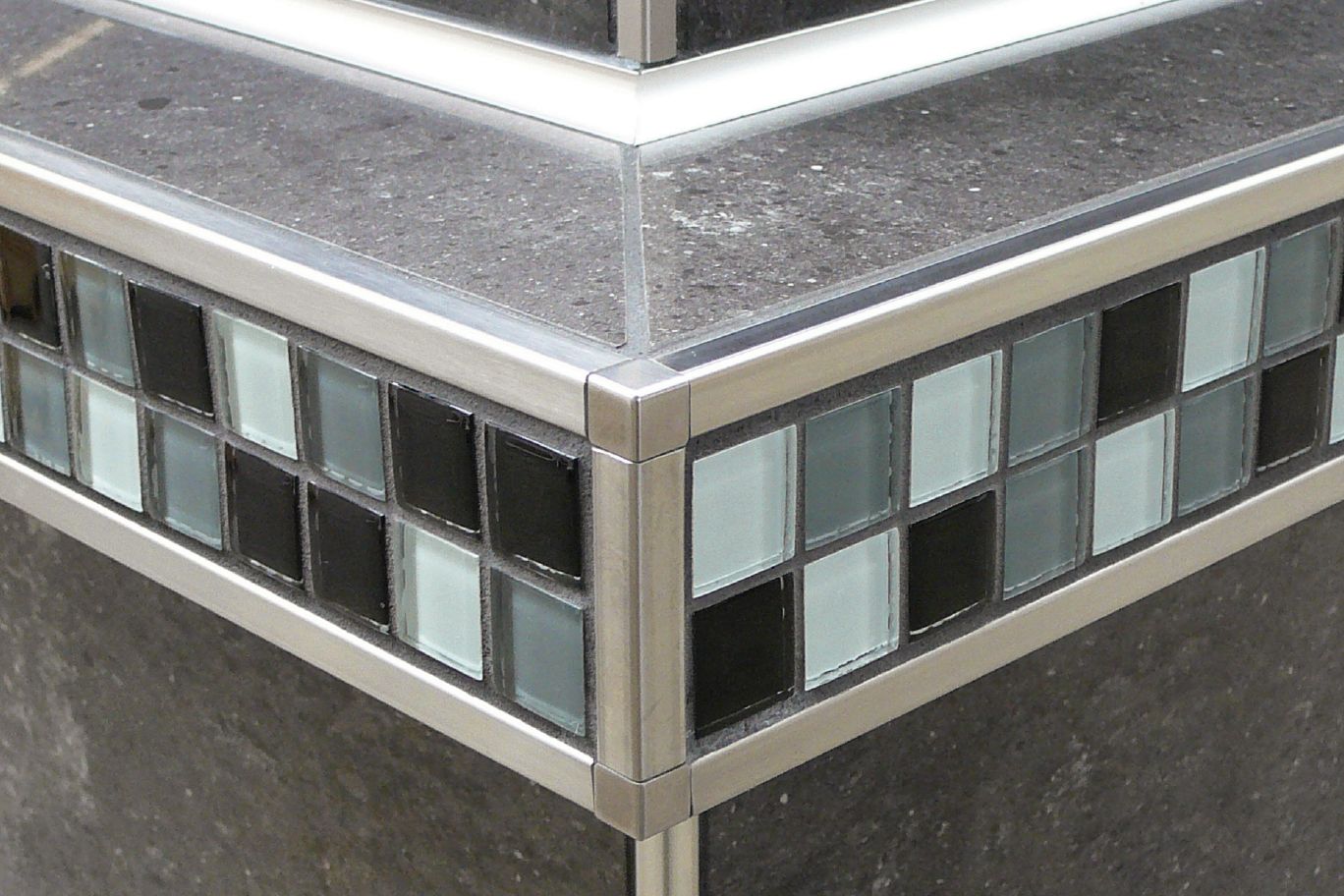 Schluter QUADEC-FS Profilé à double rainures - aluminium anodisé chrome poli 5/16" (8 mm) x 8' 2-1/2"