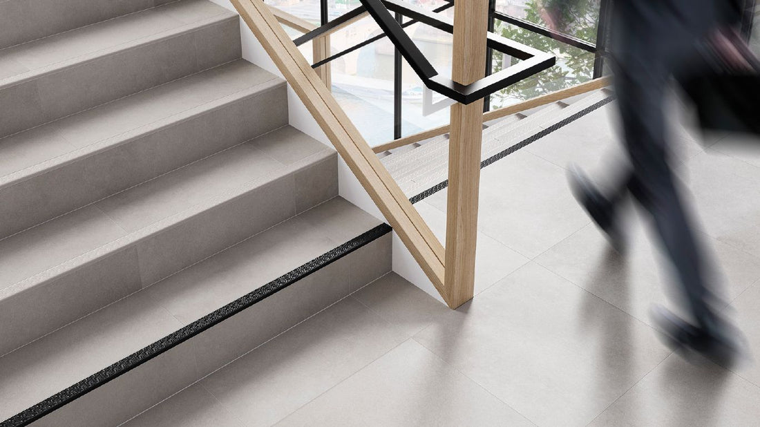 Schluter TREP-V 60 Profilé pour nez de marche aluminium anodisé avec insert anti-dérapant en PVC gris pierre 1/2" (12.5 mm) x 2-3/8" (60 mm) x 6' 7"