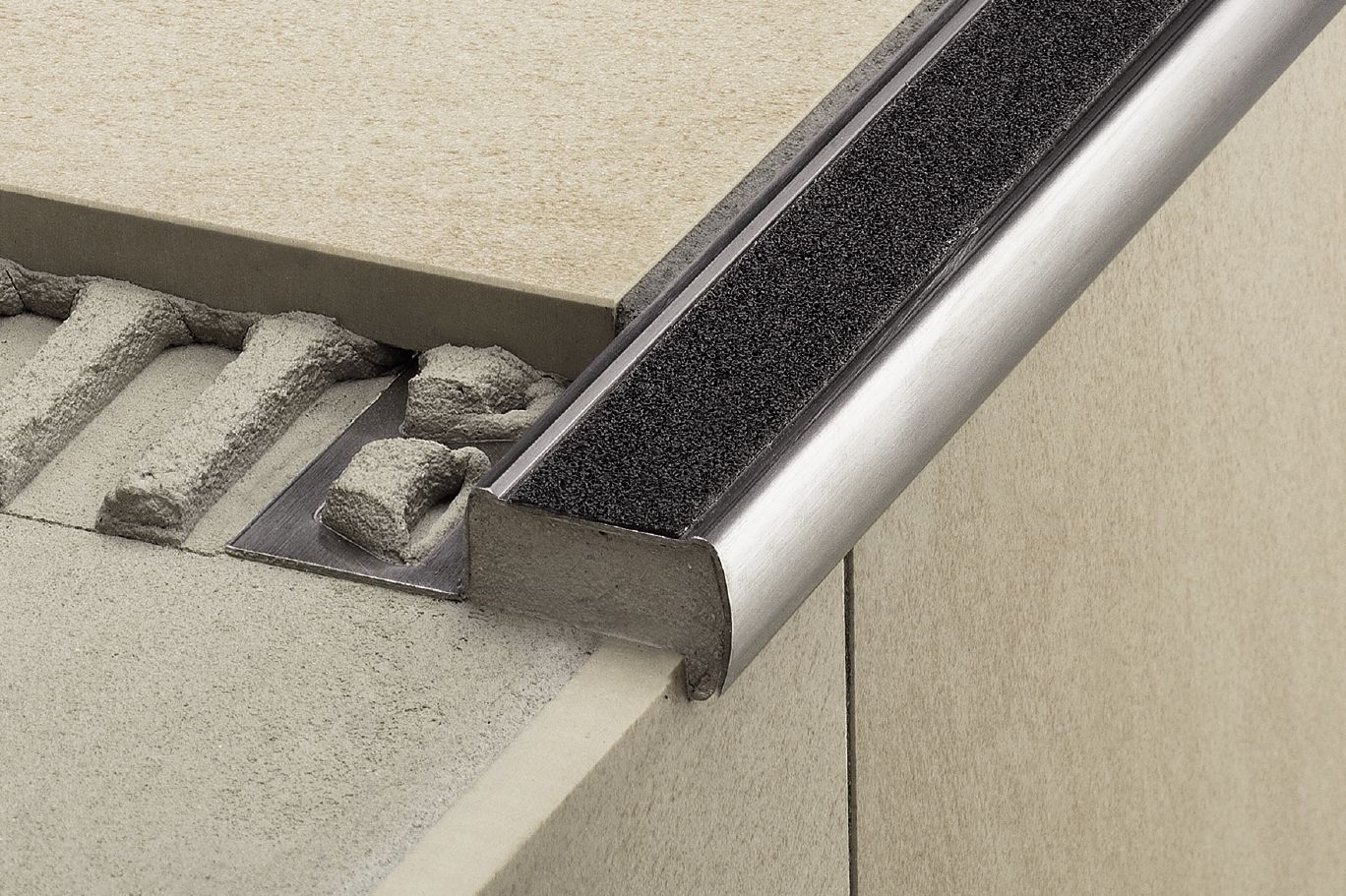Schluter TREP-G-S Profilé pour nez de marche avec bande antidérapante transparente - acier inoxydable (V2) brossé 1-3/16" x 8' 2-1/2" x 33/64" (13 mm)