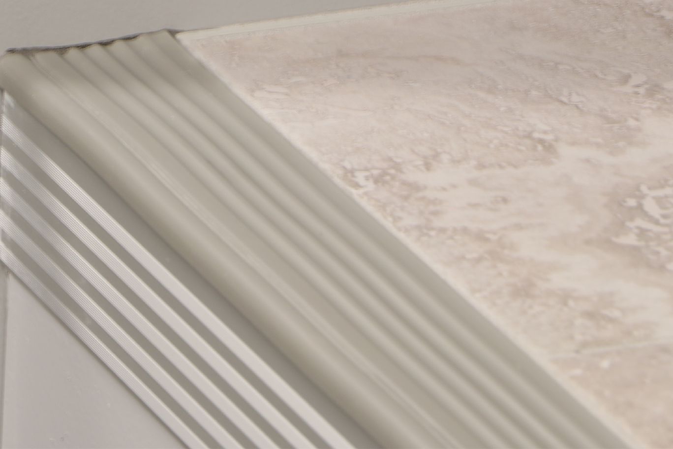 Schluter TREP-S profilé nez de marche avec insert jaune — aluminium et PVC, 26 mm × 1,50 m × 10 mm