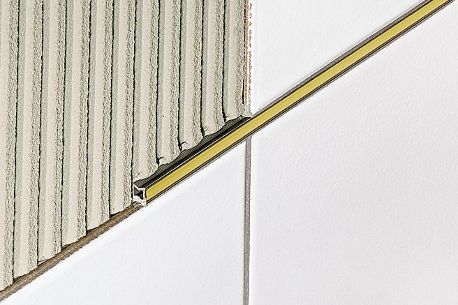 Schluter DILEX-EZ Profilé décoratif pour joint de mouvement - plastique PVC chrome/jaune 9/32" x 11/32" (9 mm) x 8' 2-1/2"