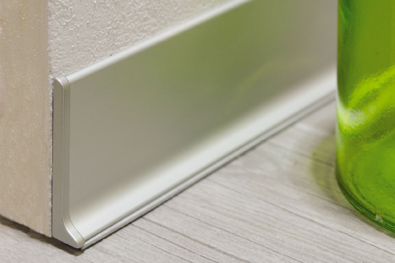 Schluter Designbase-SL Profilé de base mural DESIGNBASE-SL - aluminium aspet inox brossé 2-3/8" (60 mm) x 8' 2-1/2"