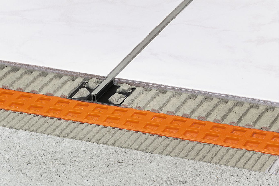 Schluter DILEX-BWS Profilé pour joint de surface Plastique PVC avec zone de mouvement CPE de 3/16" Gris coulis 1/4" x 8' 2-1/2"