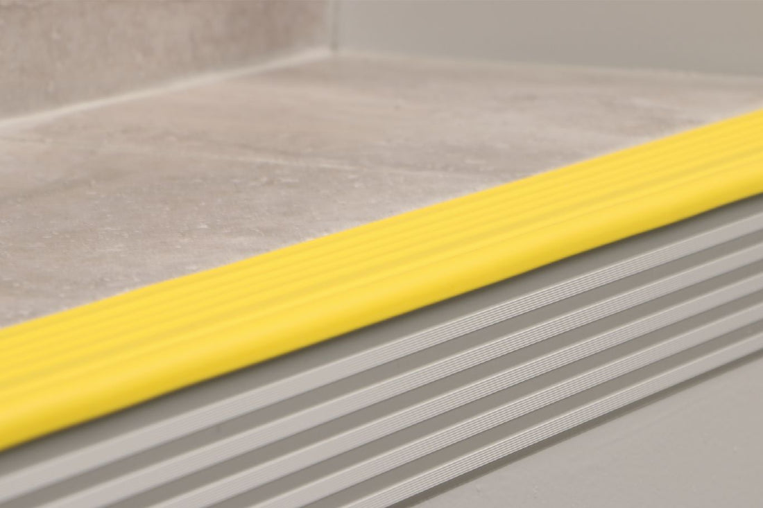 Schluter TREP-B Profilé pour nez de marche - aluminium avec un insert jaune 2-1/8" x 1" (25 mm) x 4' 11"