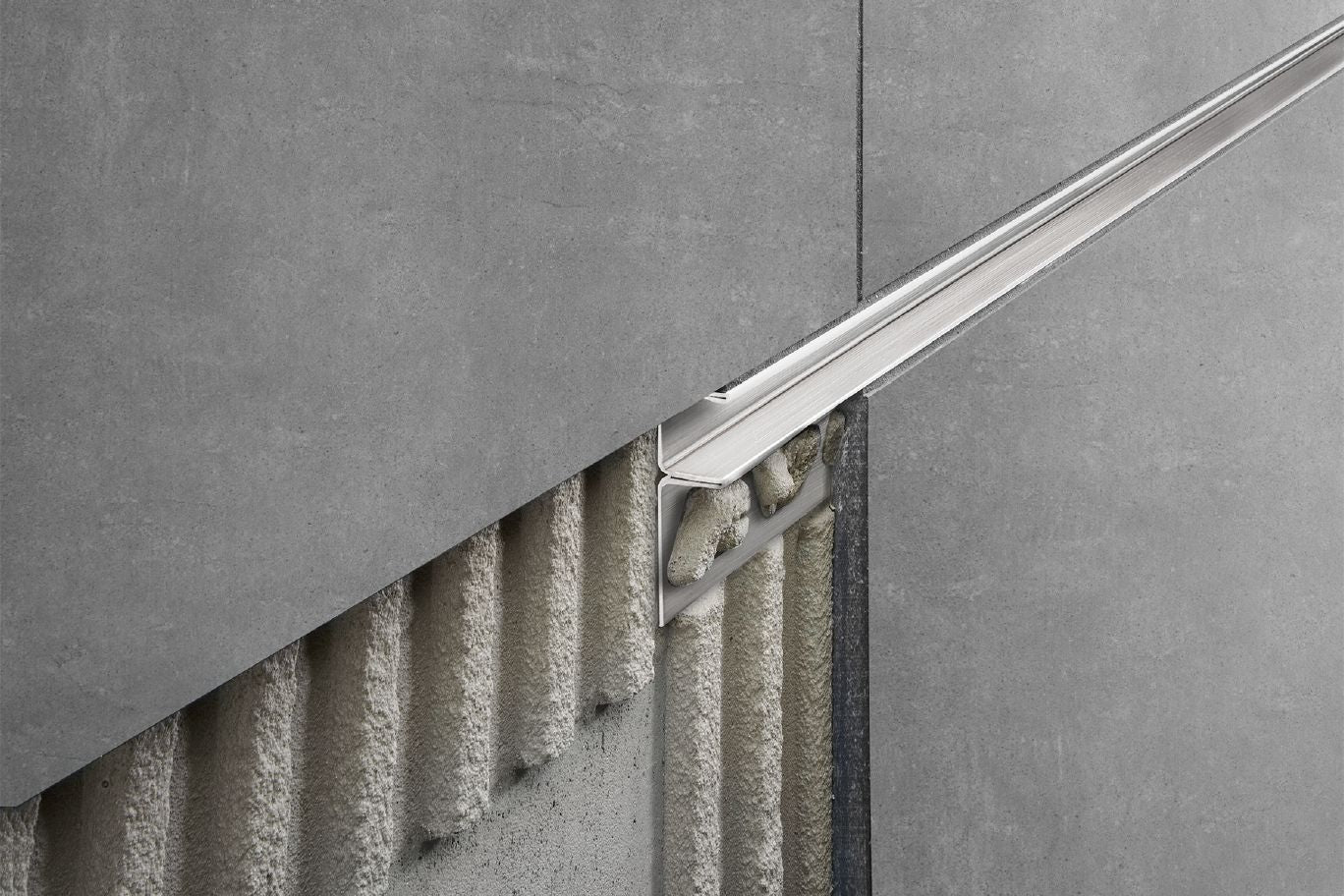 Schluter DECO-SG Profilé décoratif de protection à rainure aluminium anodisé gris pierre 1/2" (12.5 mm) x 1/2" x 8' 2-1/2"