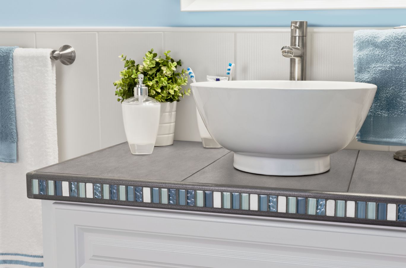 Schluter RONDEC-CT Profilé de bordure à comptoir double rail - Aluminum Anodized Brushed Chrome 5/16" (8 mm) x 8' 2-1/2"
