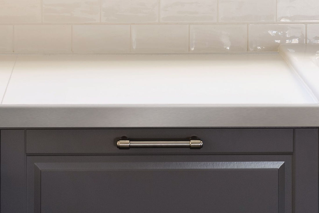 Schluter RONDEC-STEP Profilé de finition et protection des rebords avec ailette verticale de 1-1/2" - aluminium anodisé nickel mat 1/2" (12.5 mm) x 8' 2-1/2"