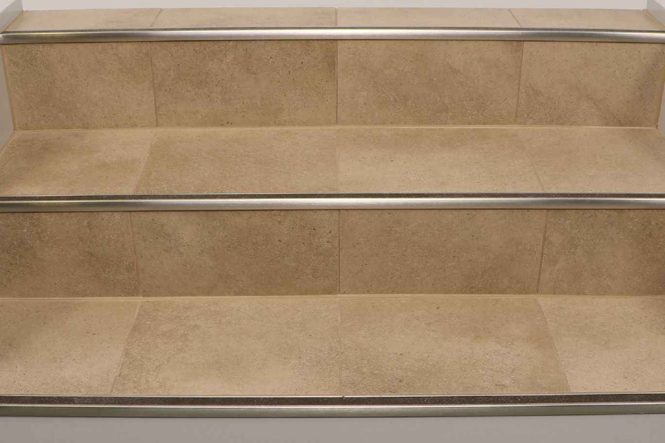 Schluter TREP-GK-S Profilé de rénovation pour nez de marche avec bande antidérapante noire - acier inoxydable (V2) brossé 1-11/32" x 8' 2-1/2" x 11/16"