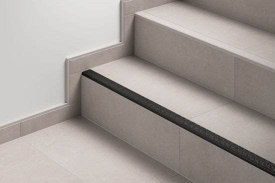 Schluter TREP-V 60 Profilé pour nez de marche aluminium anodisé avec insert anti-dérapant en PVC gris pierre 1/2" (12.5 mm) x 2-3/8" (60 mm) x 6' 7"