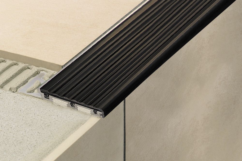 Schluter TREP-B Profilé pour nez de marche - aluminium avec un insert jaune 2-1/8" x 1/2" (12 mm) x 8' 2-1/2"