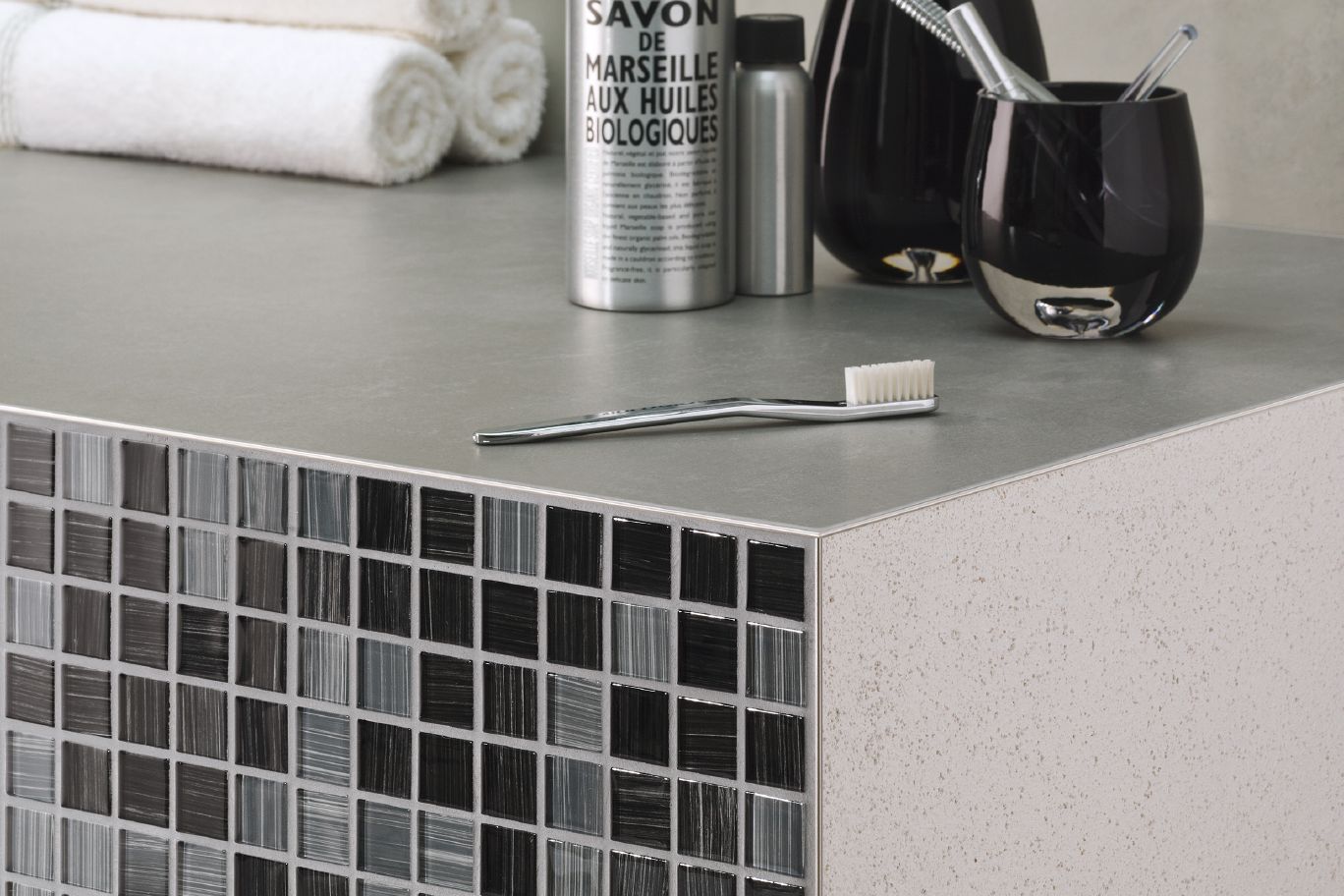 Schluter FINEC Profilé de finition et de protection des rebords - aluminium ivoire 11/32" (9 mm) x 8' 2-1/2"