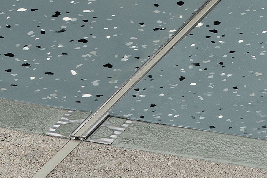 Schluter DILEX-EKSB Profilé de joint de surface pour les revêtements de plancher plus minces - acier inoxydable (V2) avec joint de 1/4" beige clair 3/32" (2.5 mm) x 8' 2-1/2"