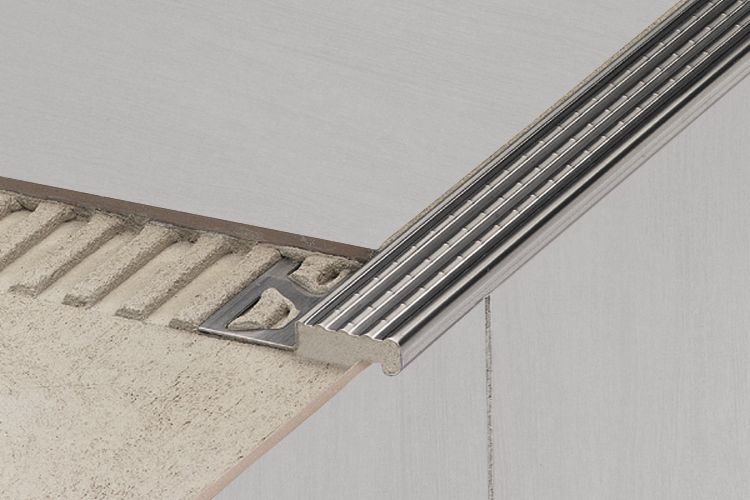 Schluter TREP-E Profilé pour nez de marche - acier inoxydable (V2) 5/8" (16 mm) x 4' 11"