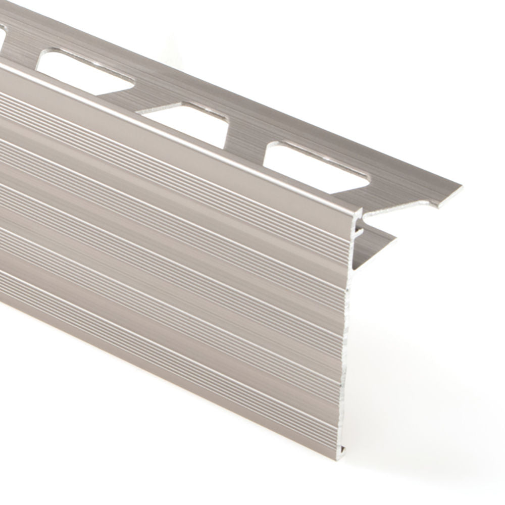 Schluter SCHIENE-STEP Profilé de bordure de marche - aluminium anodisé nickel mat 5/16" (8 mm) x 8' 2-1/2" avec ailette verticale de 1-1/2"