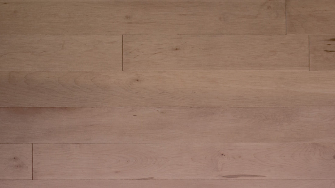 Preverco Bois franc Herring Solid Érable Nuance Arizona Mat plancher — motif chevrons, lames 4-1/4 po × 3/4 po